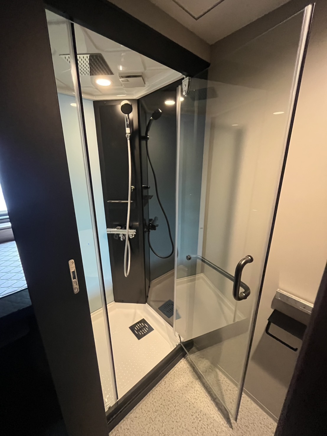 名古屋市の某ホテルにてシャワーユニット170台の設置工事を完遂！｜株式会社葵住建